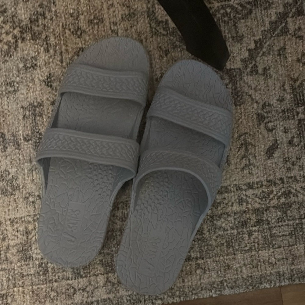 Slip on Hawaiian Gray‎ Textured Slide Sandals